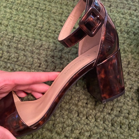 Chinese Laundry tortoise print heels. Size 8 - Picture 2 of 2